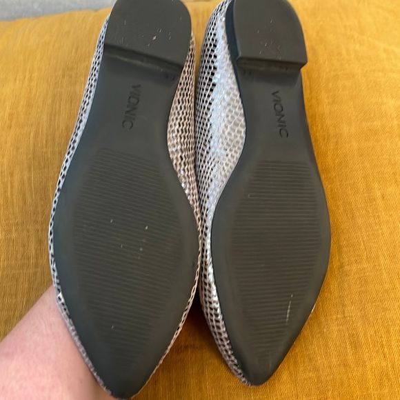 Vionic size 7 flats. I’m taking it to Goodwill on 10/22/23. - Picture 4 of 5